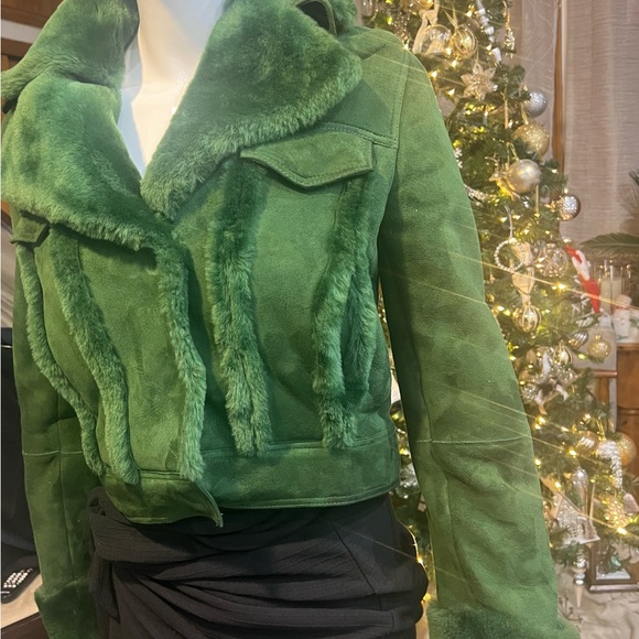 Green Teddy Jacket with Plush Material and Cropped Design - Picture 5 of 9